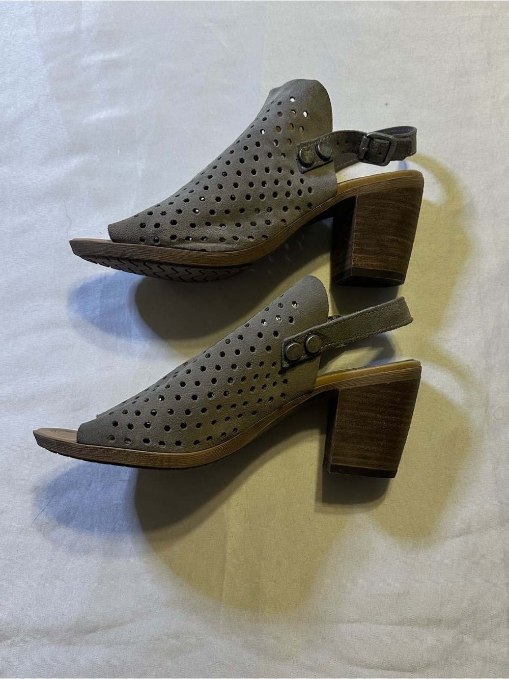 Women’s Gray Sophia Milano Perforated Slingback Block Heel Sandals 7 1/2